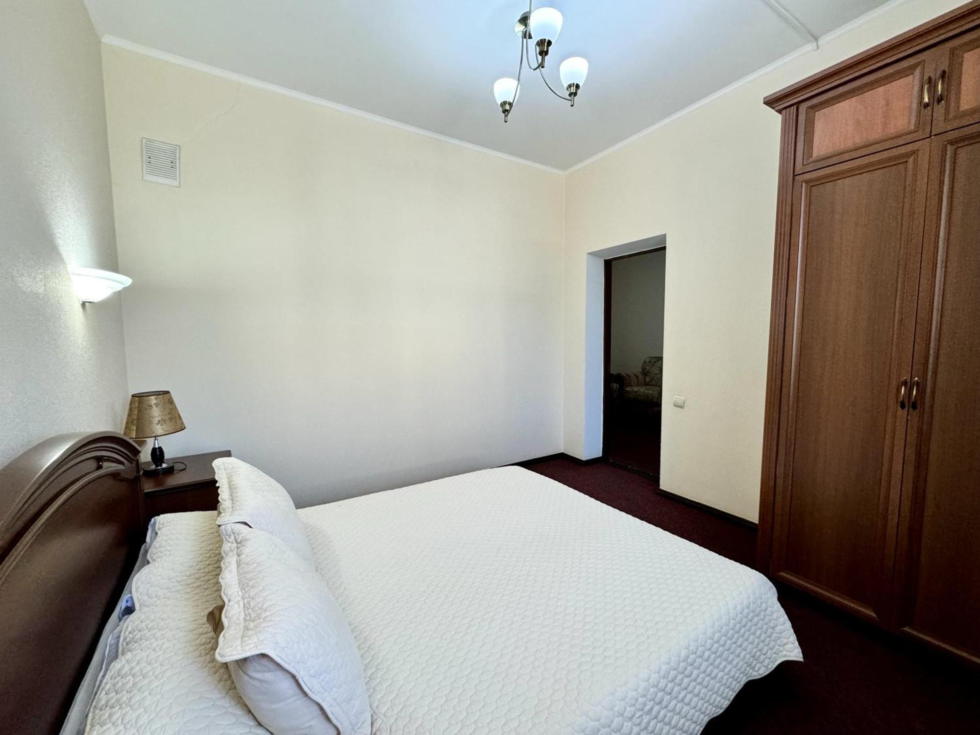 Hotel Zhambyl Taraz Esterno foto