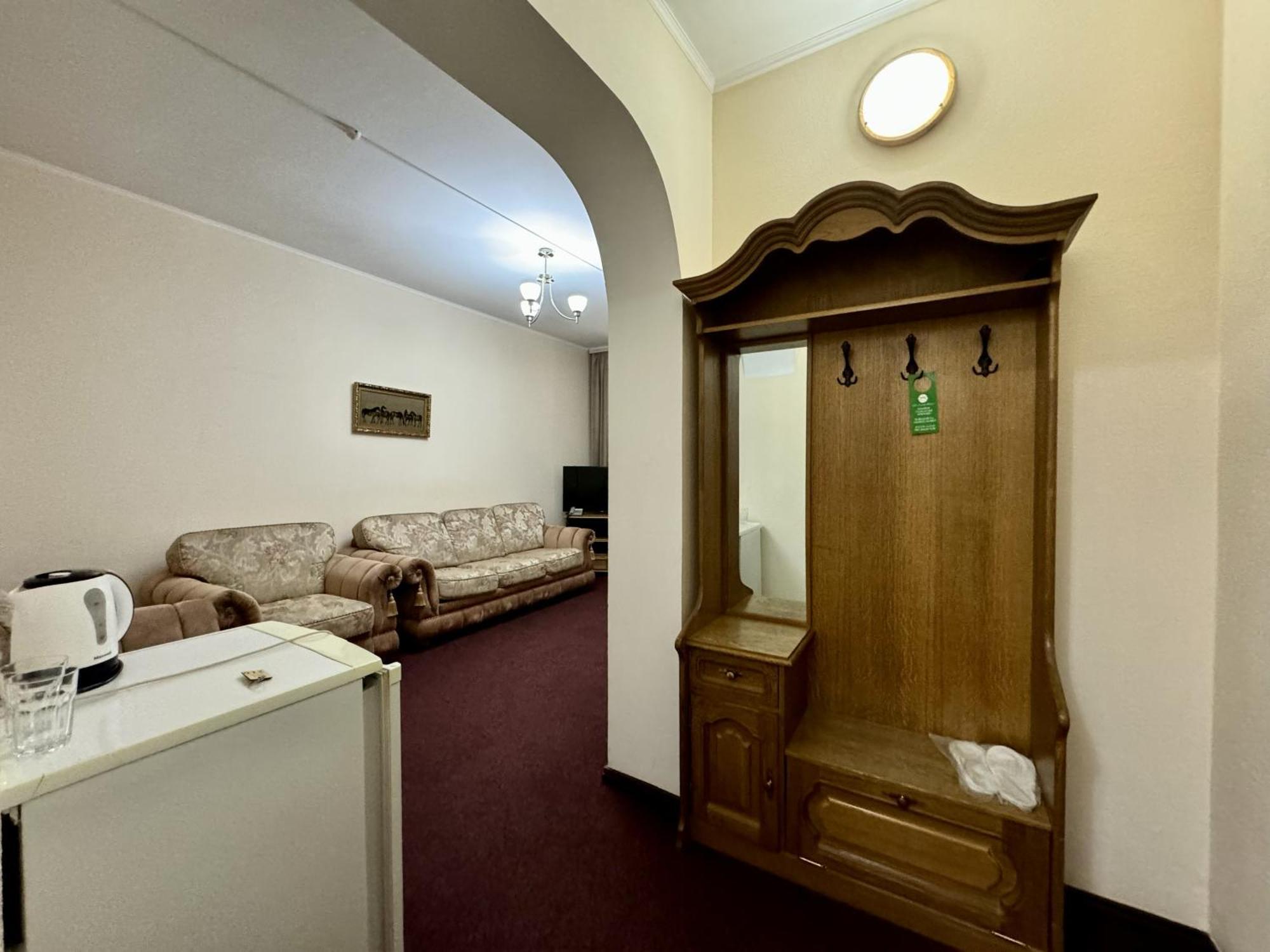 Hotel Zhambyl Taraz Esterno foto