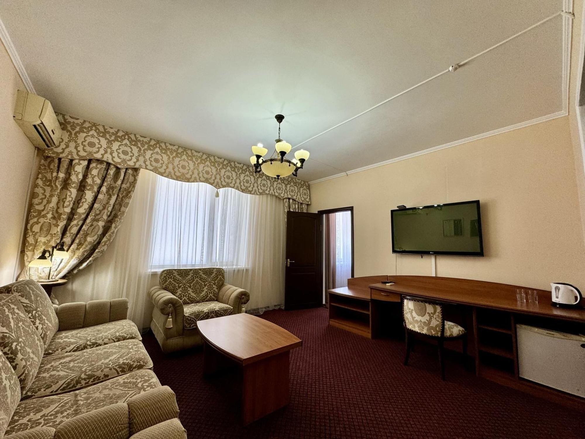 Hotel Zhambyl Taraz Esterno foto