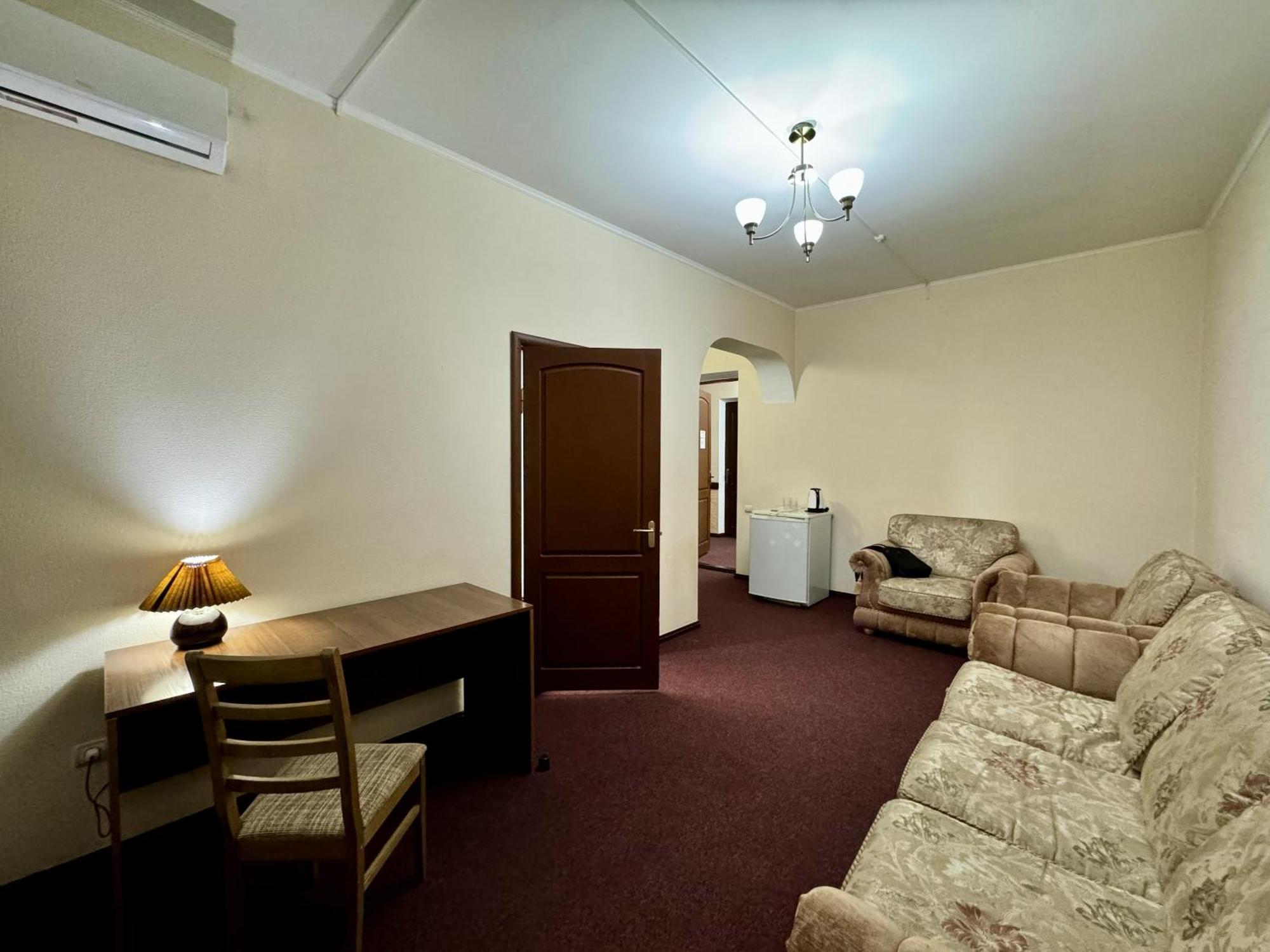 Hotel Zhambyl Taraz Esterno foto