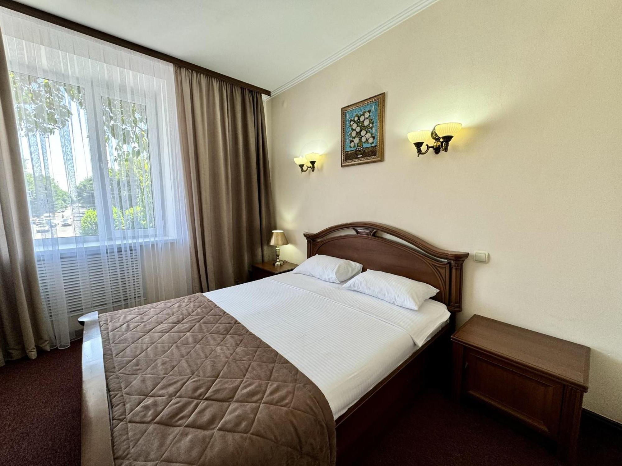 Hotel Zhambyl Taraz Esterno foto