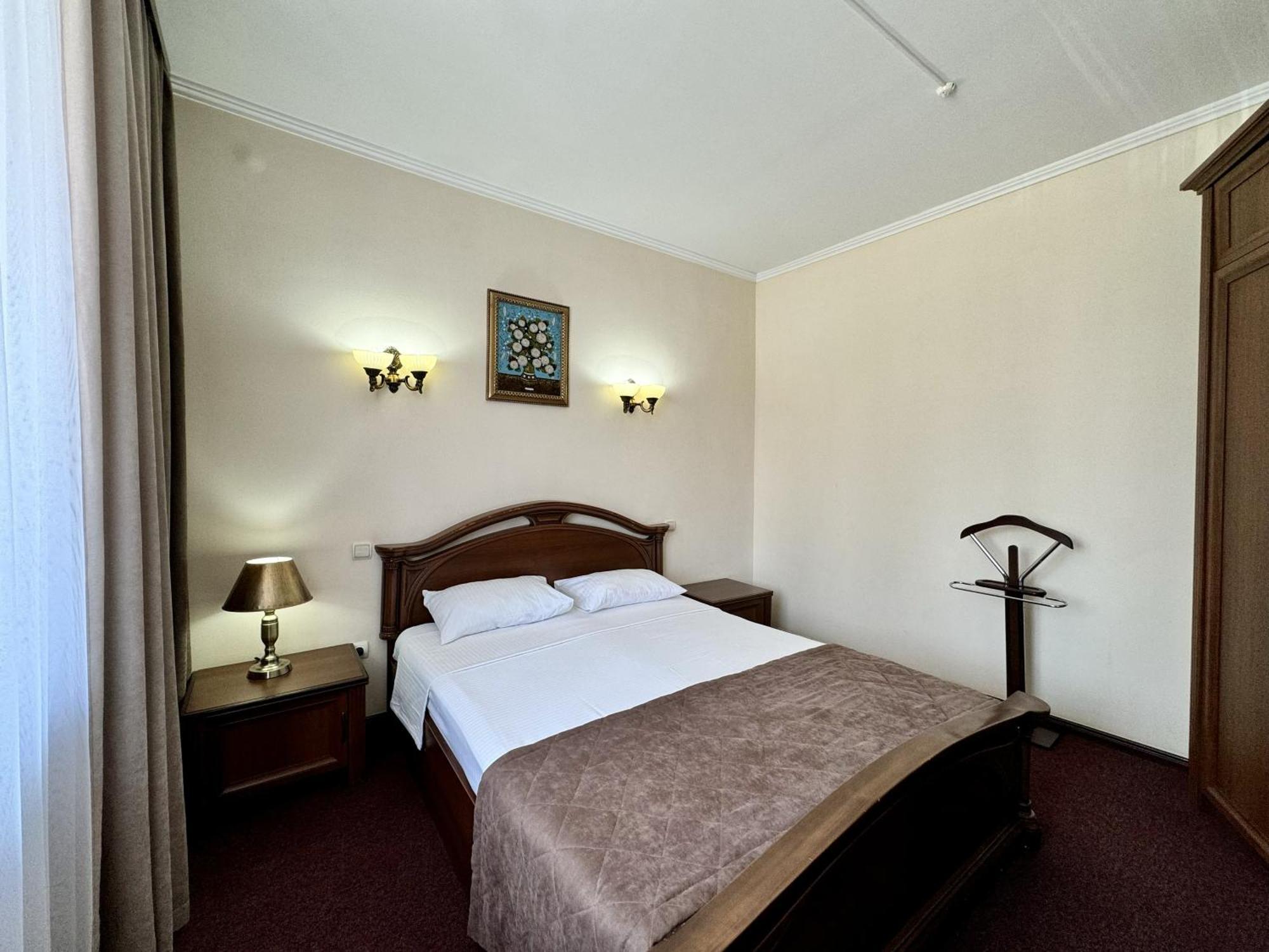 Hotel Zhambyl Taraz Esterno foto