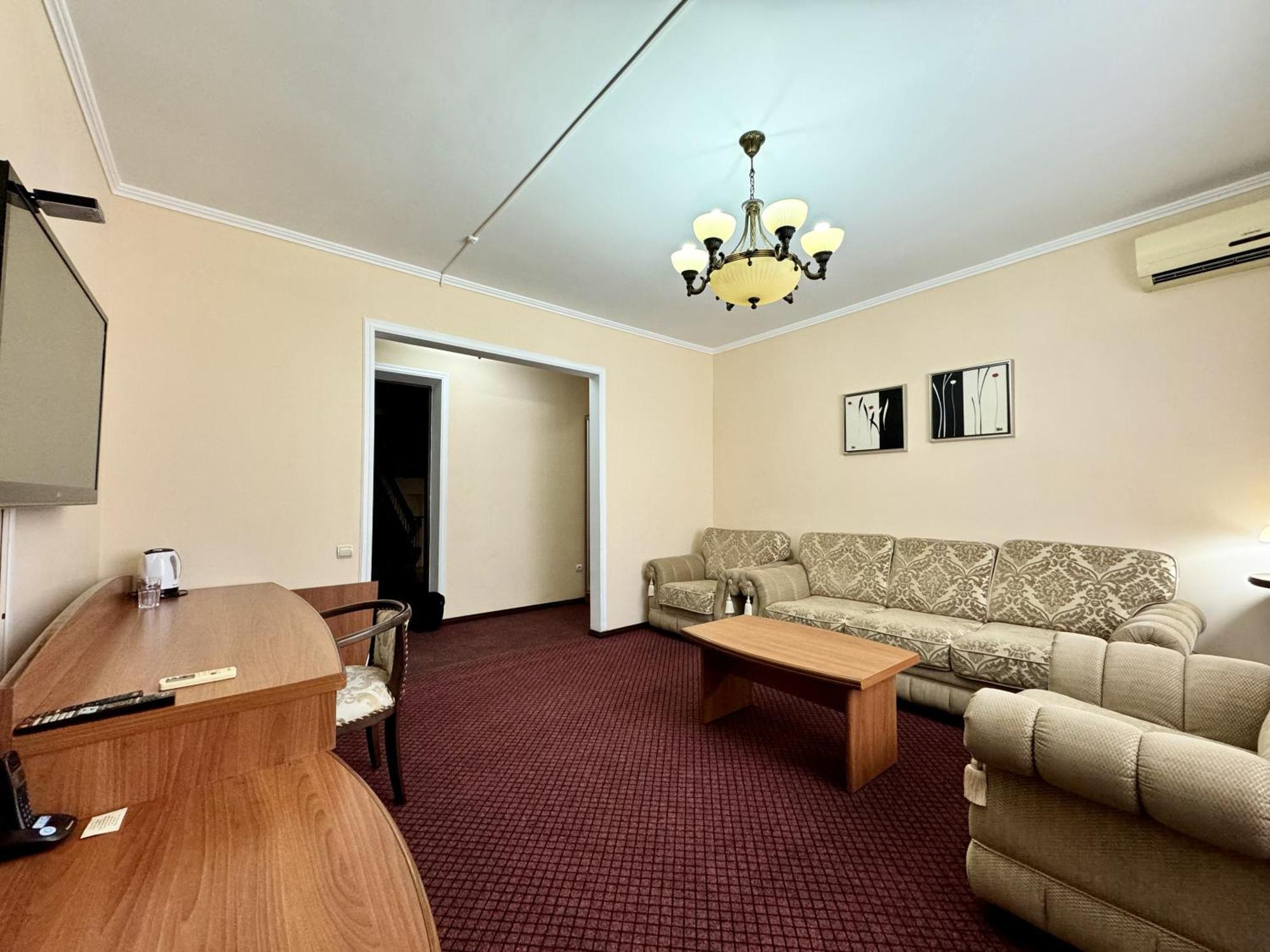 Hotel Zhambyl Taraz Esterno foto
