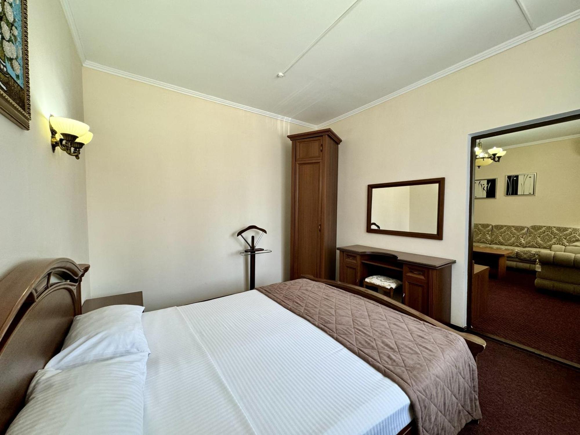 Hotel Zhambyl Taraz Esterno foto