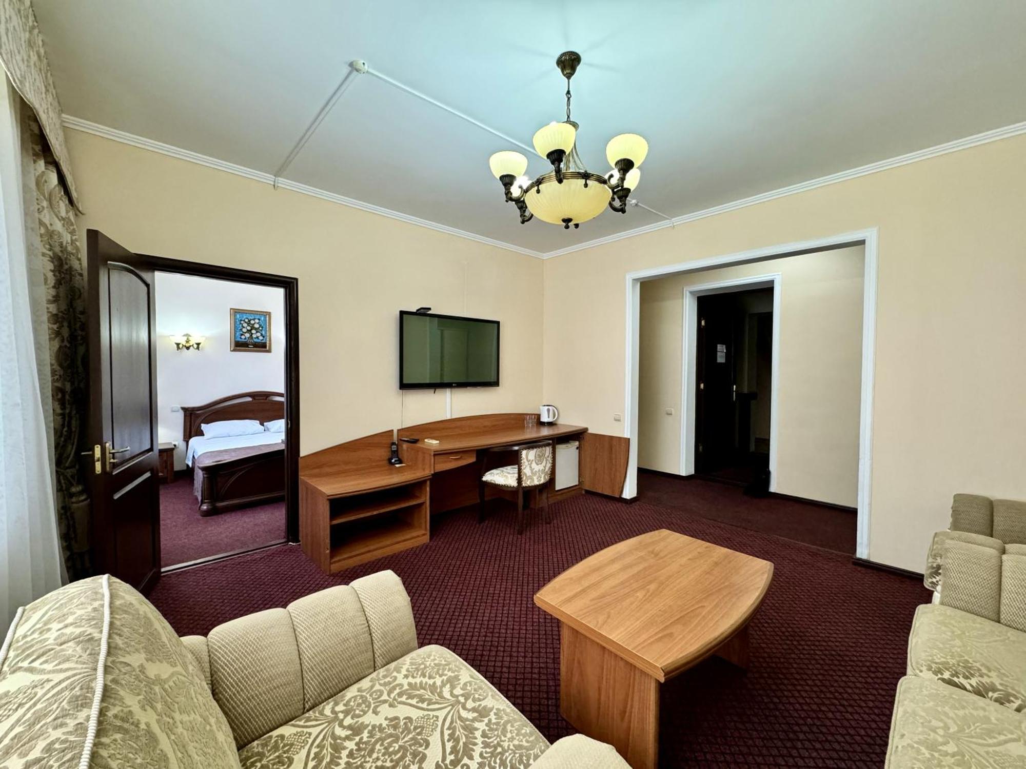 Hotel Zhambyl Taraz Esterno foto