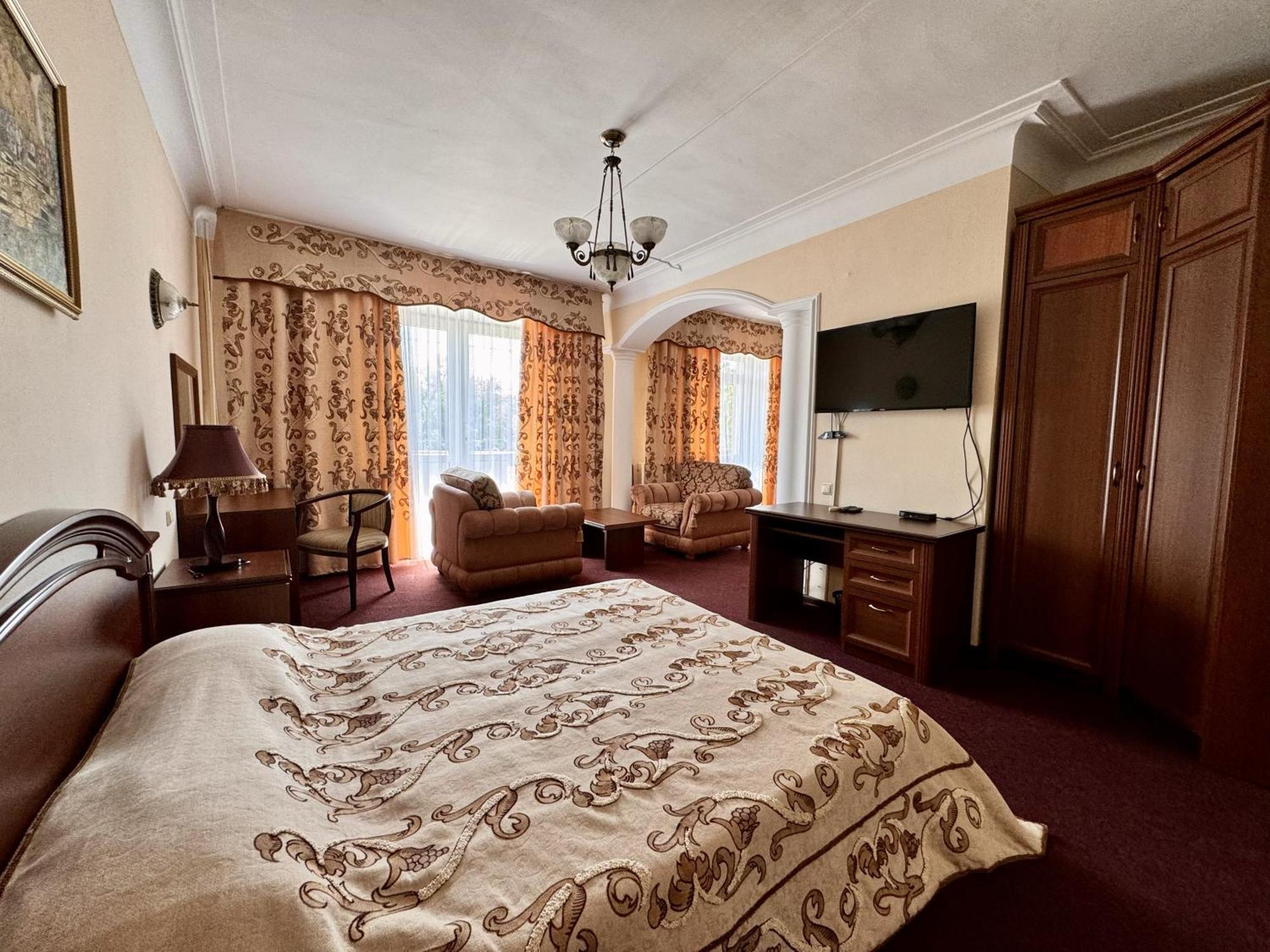 Hotel Zhambyl Taraz Esterno foto