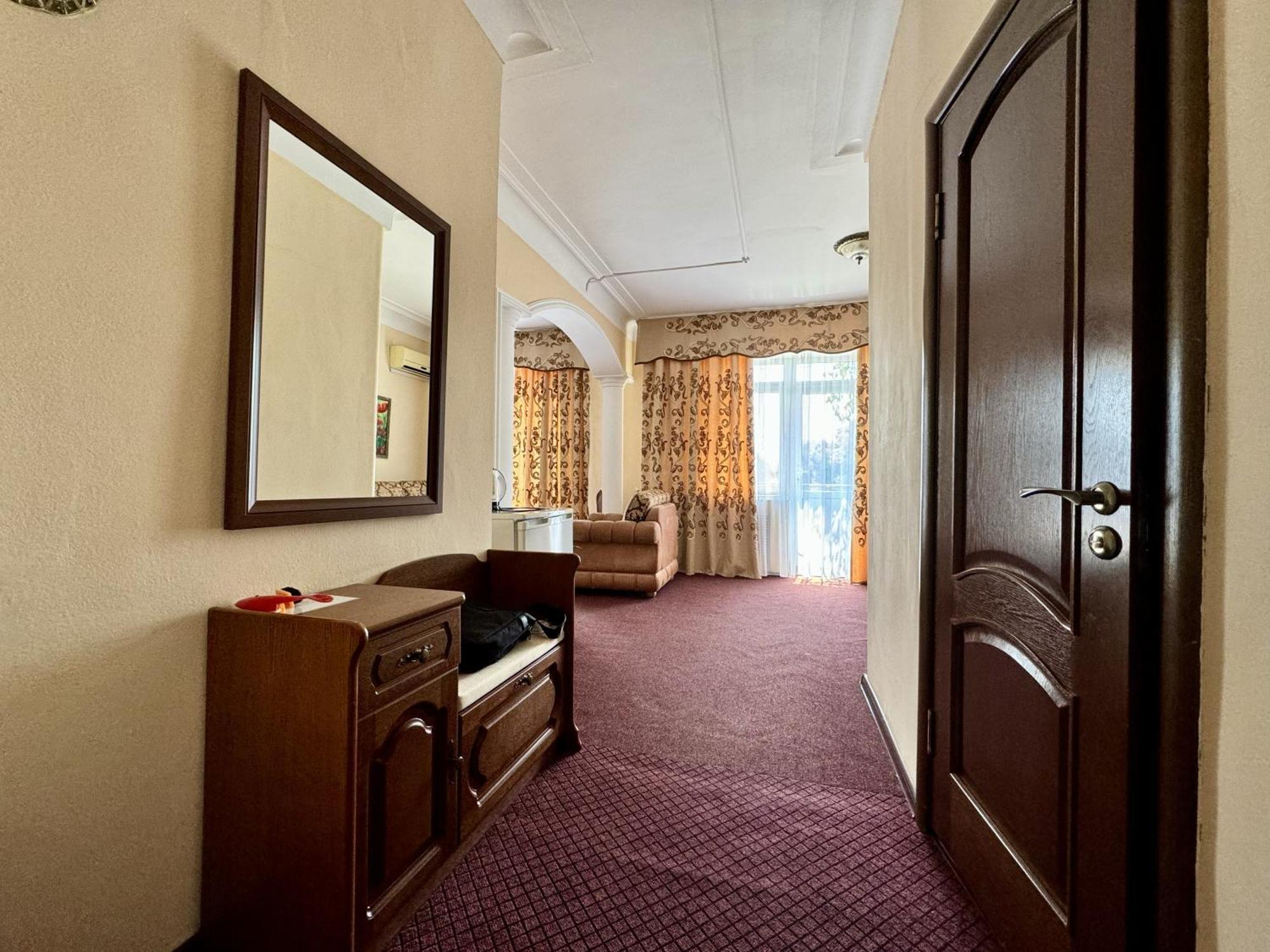 Hotel Zhambyl Taraz Esterno foto
