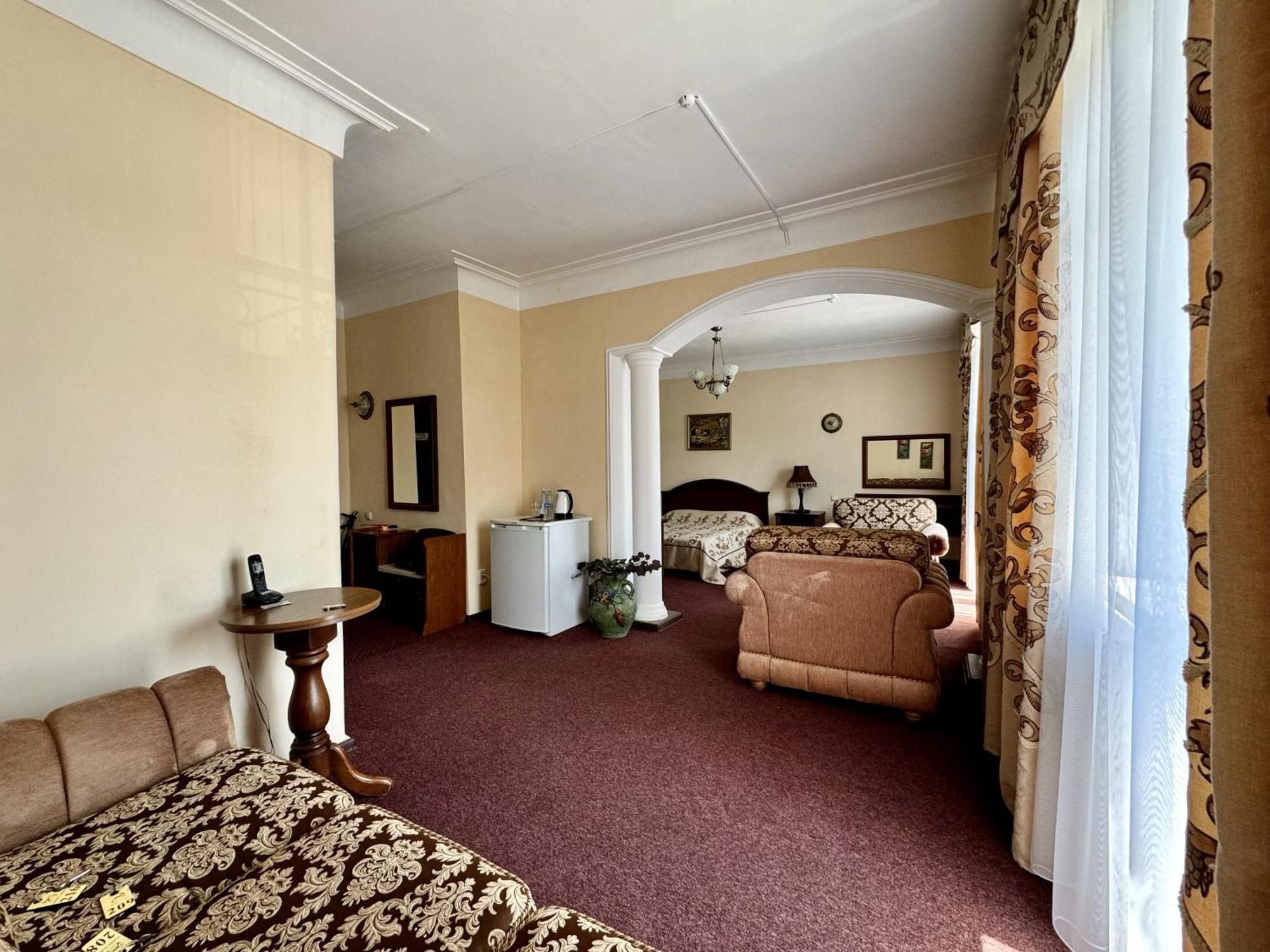 Hotel Zhambyl Taraz Esterno foto