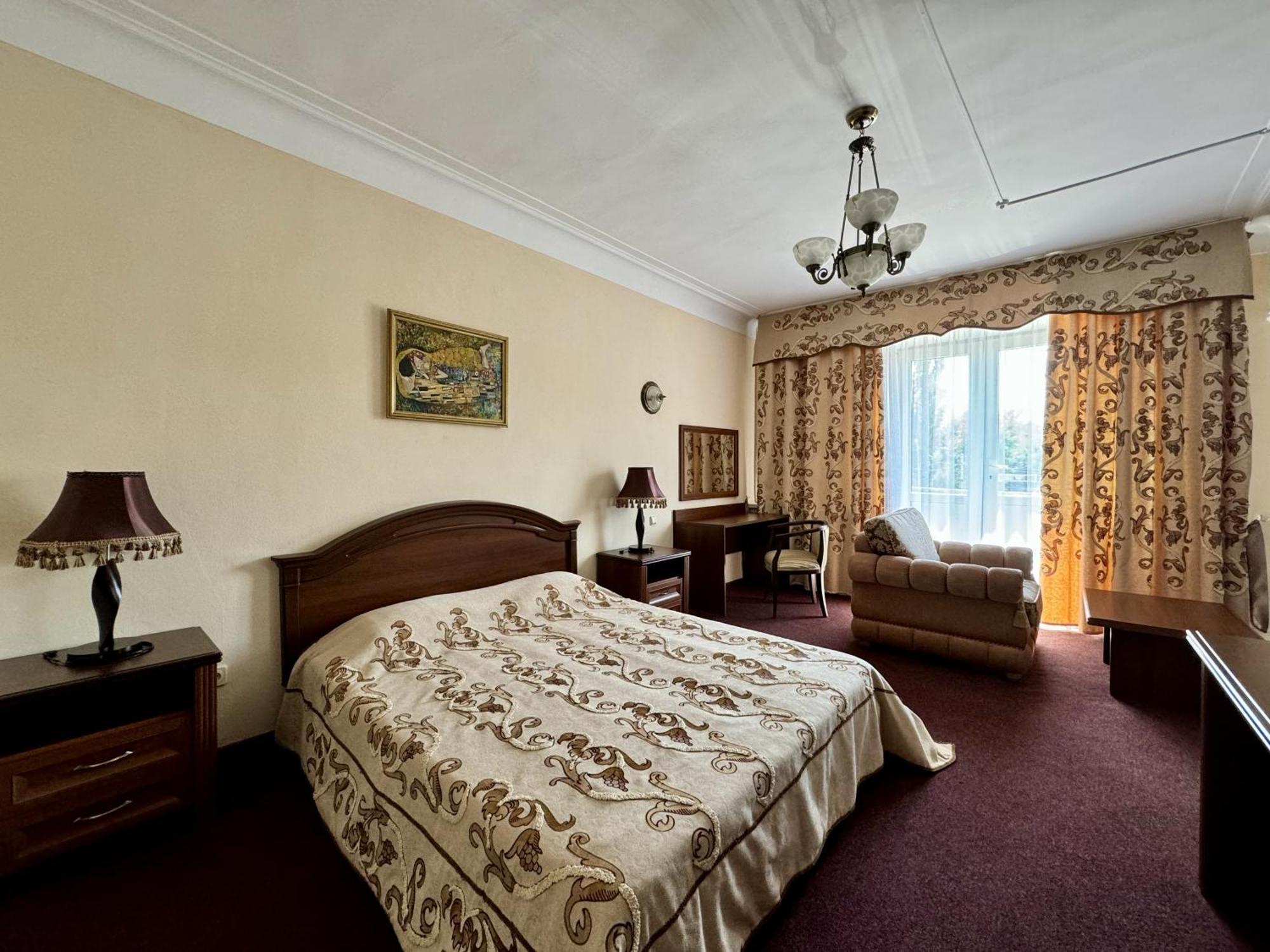 Hotel Zhambyl Taraz Esterno foto
