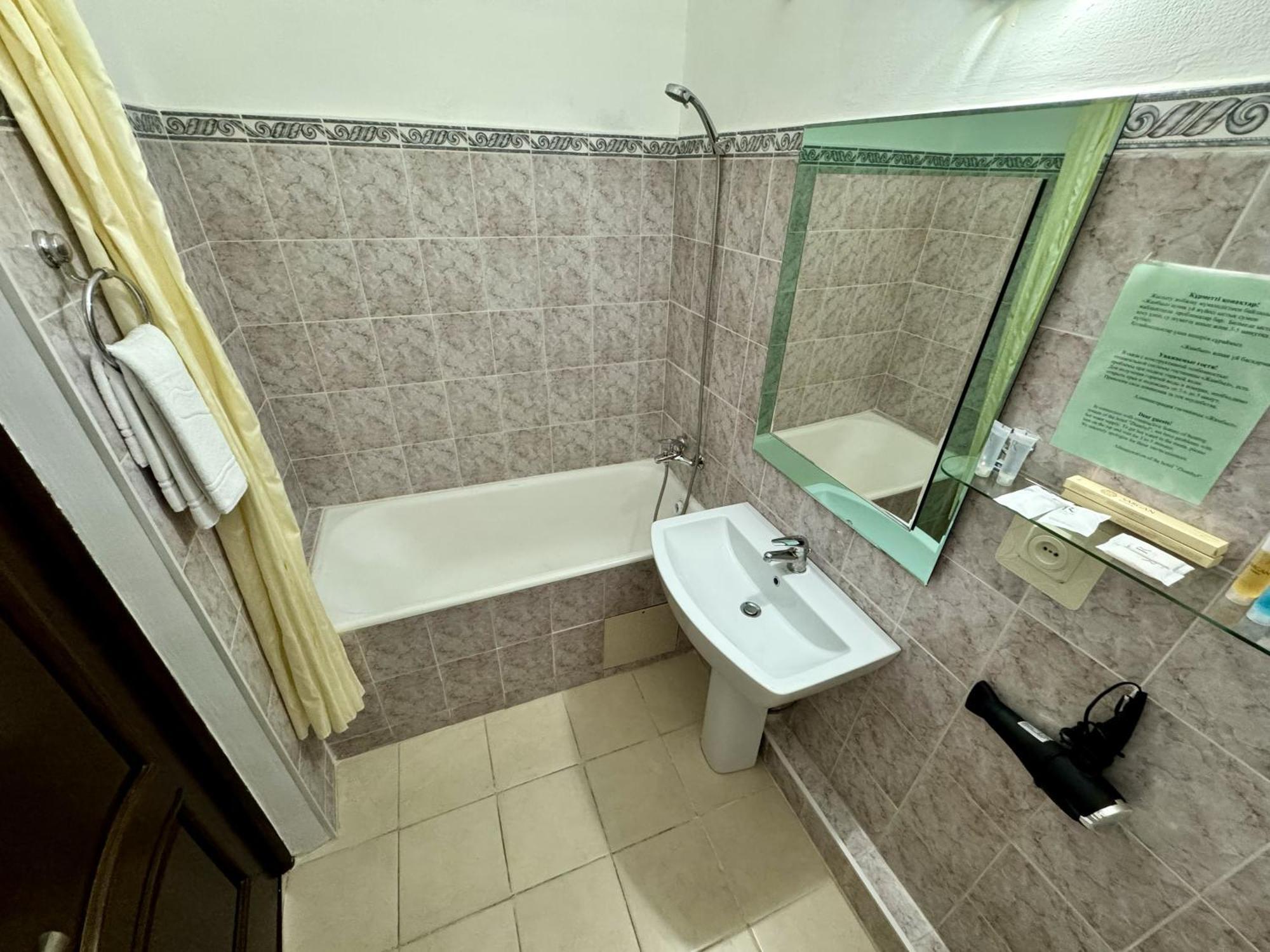 Hotel Zhambyl Taraz Esterno foto