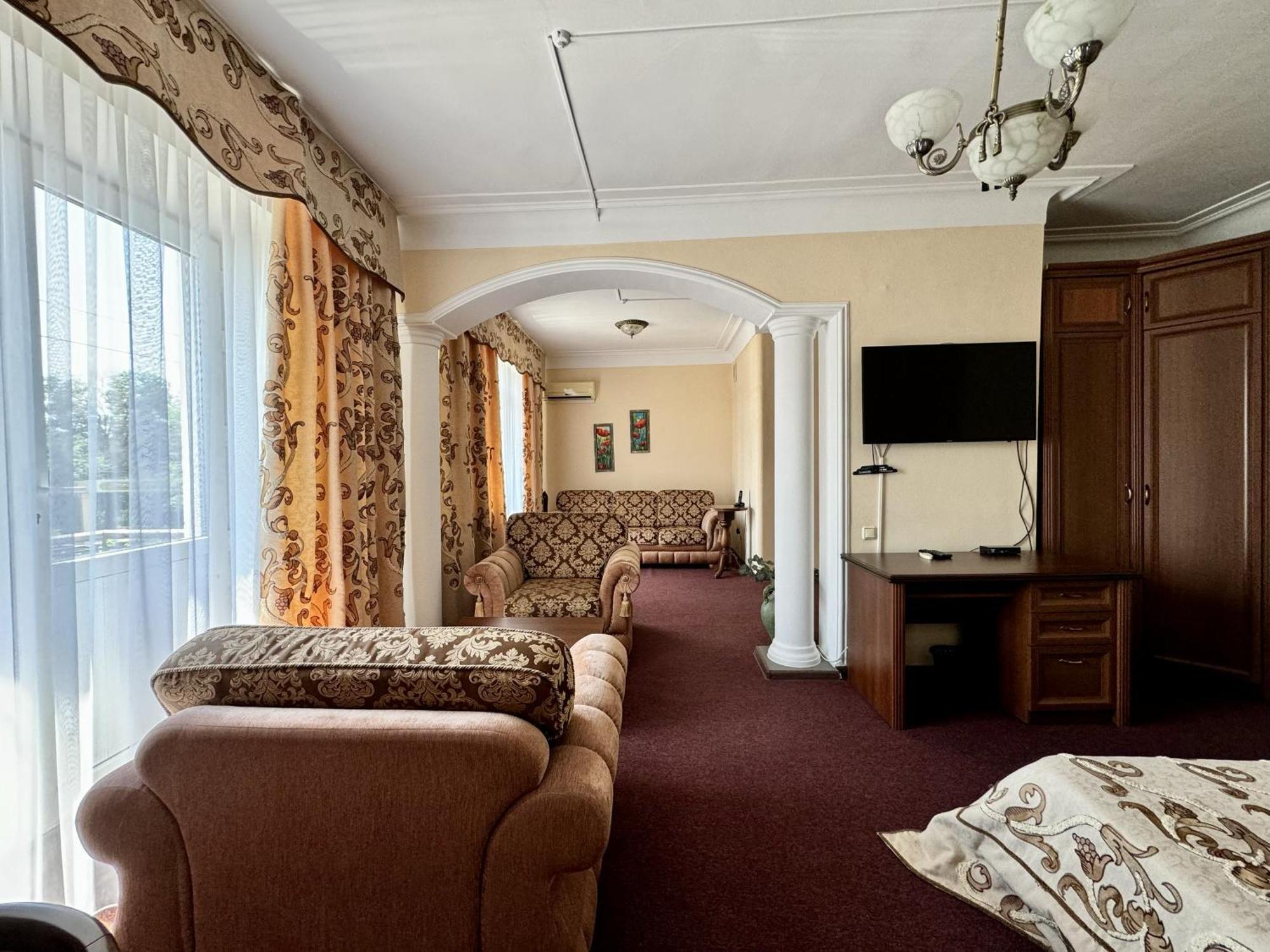 Hotel Zhambyl Taraz Esterno foto