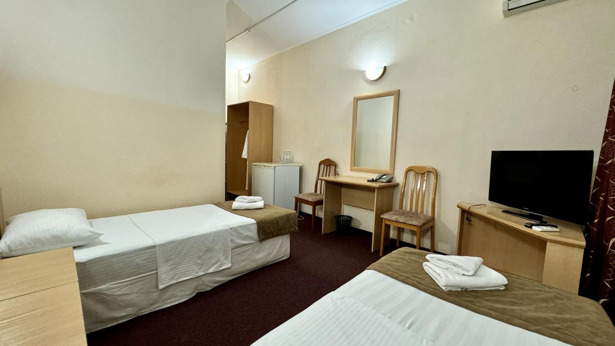 Hotel Zhambyl Taraz Esterno foto