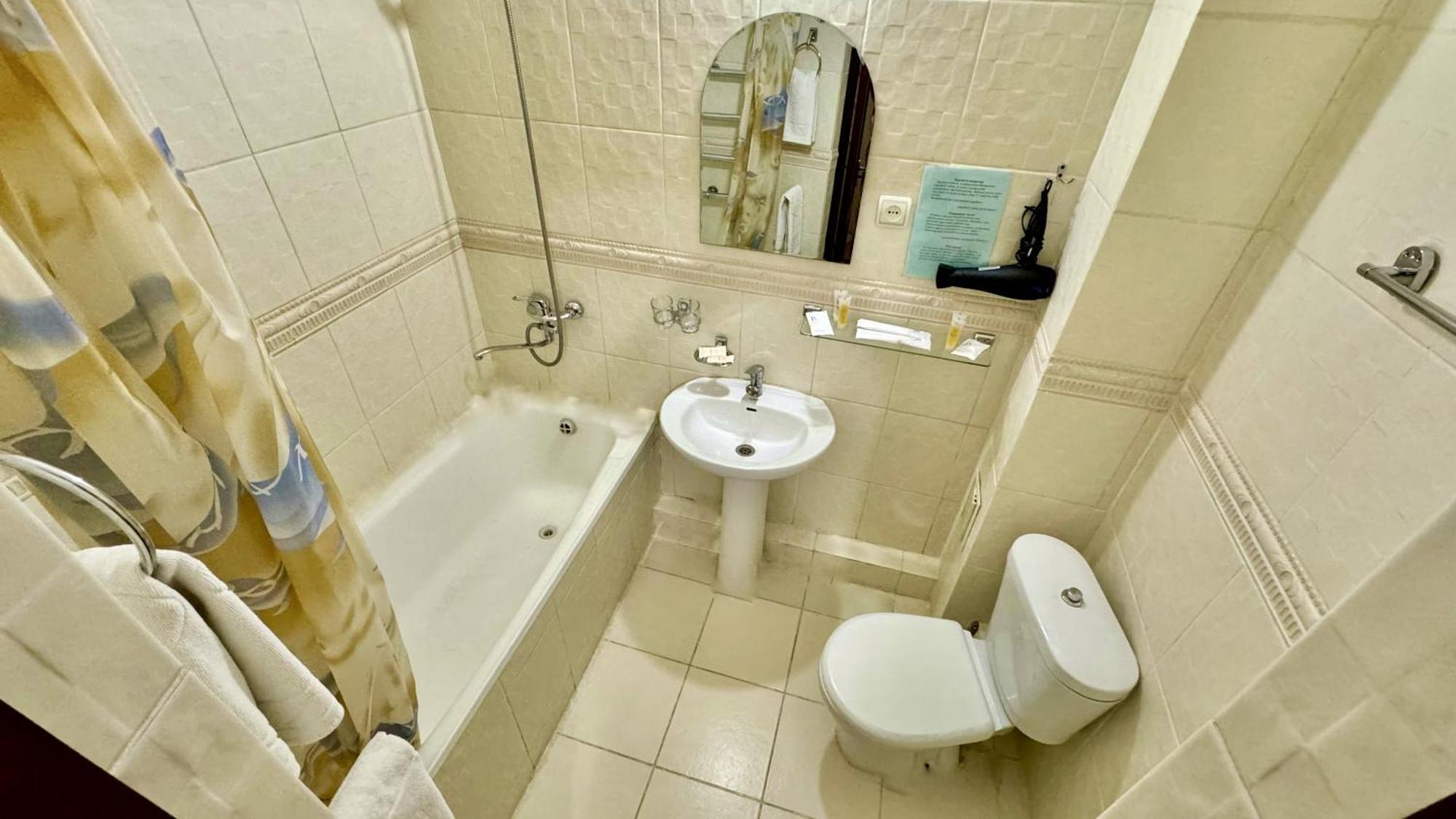 Hotel Zhambyl Taraz Esterno foto