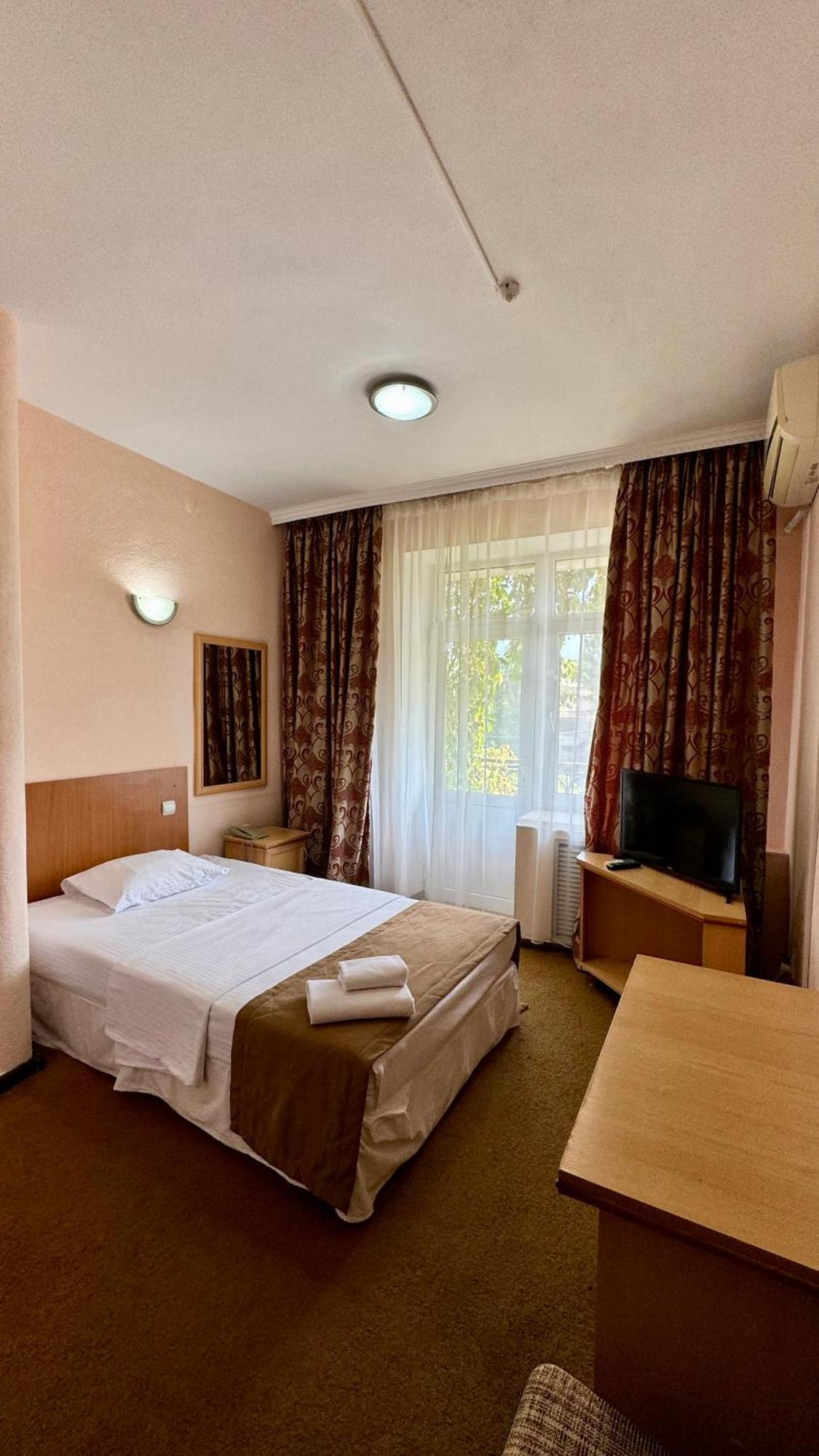 Hotel Zhambyl Taraz Esterno foto