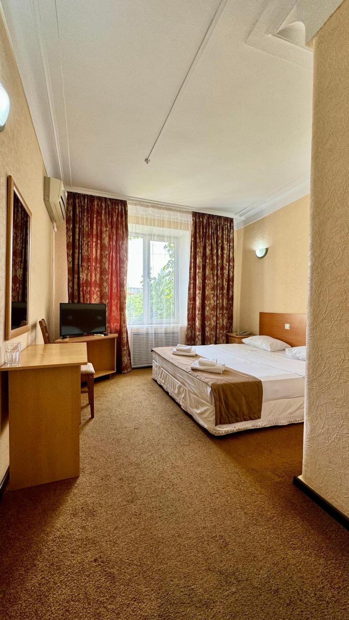 Hotel Zhambyl Taraz Esterno foto