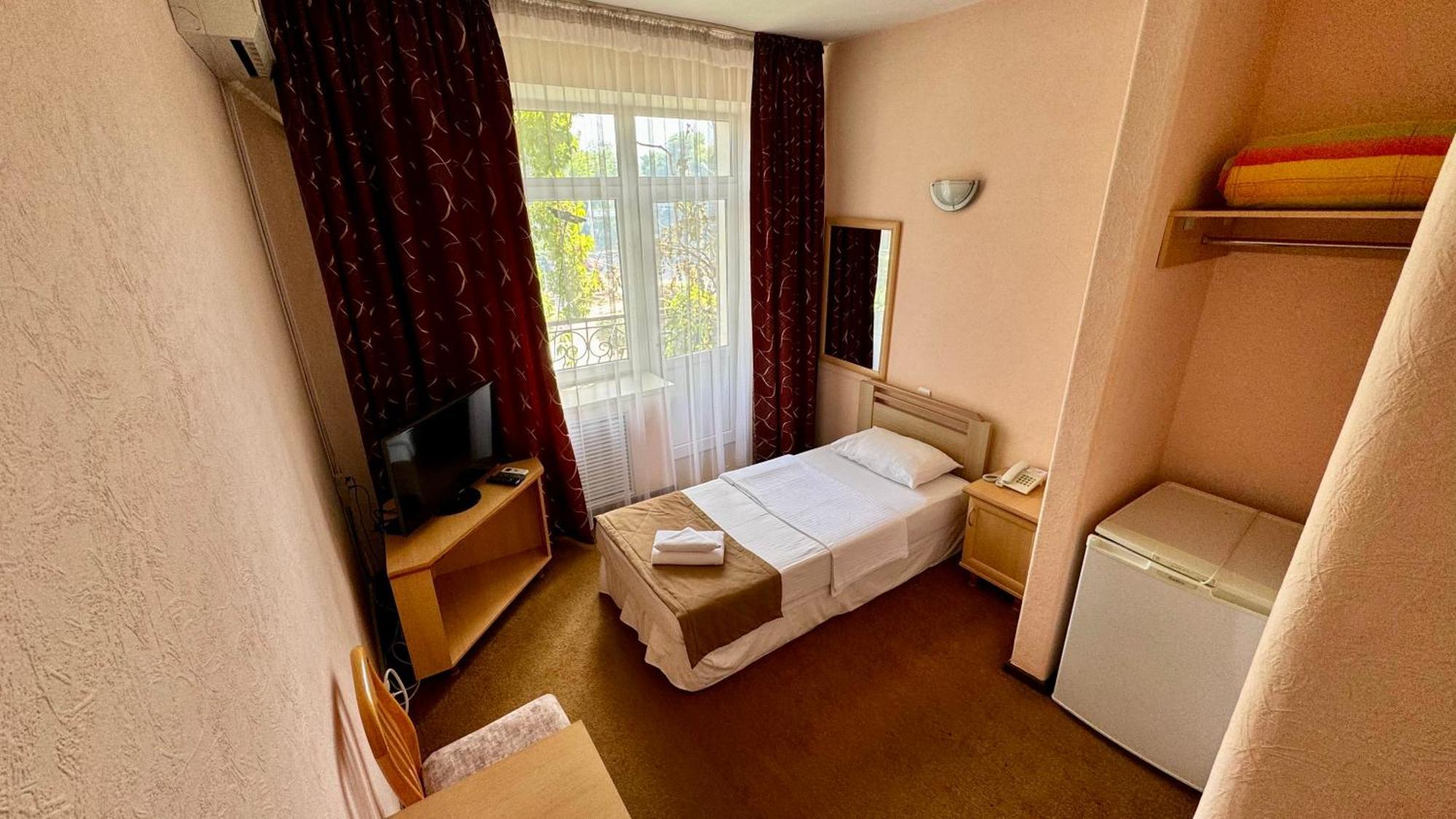 Hotel Zhambyl Taraz Esterno foto