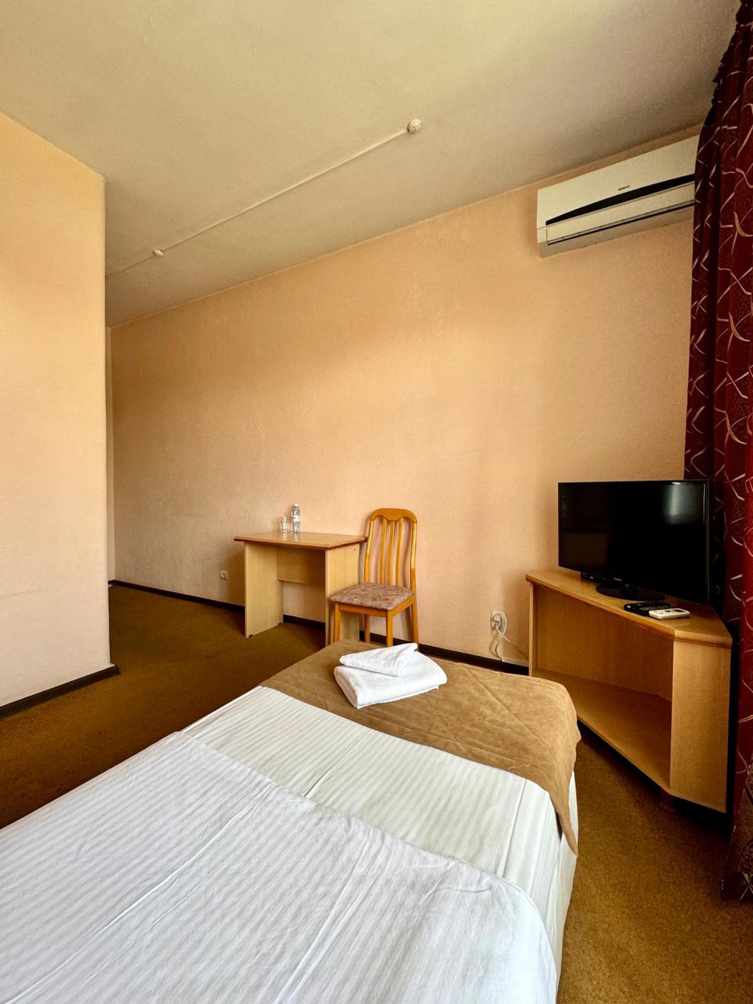 Hotel Zhambyl Taraz Esterno foto