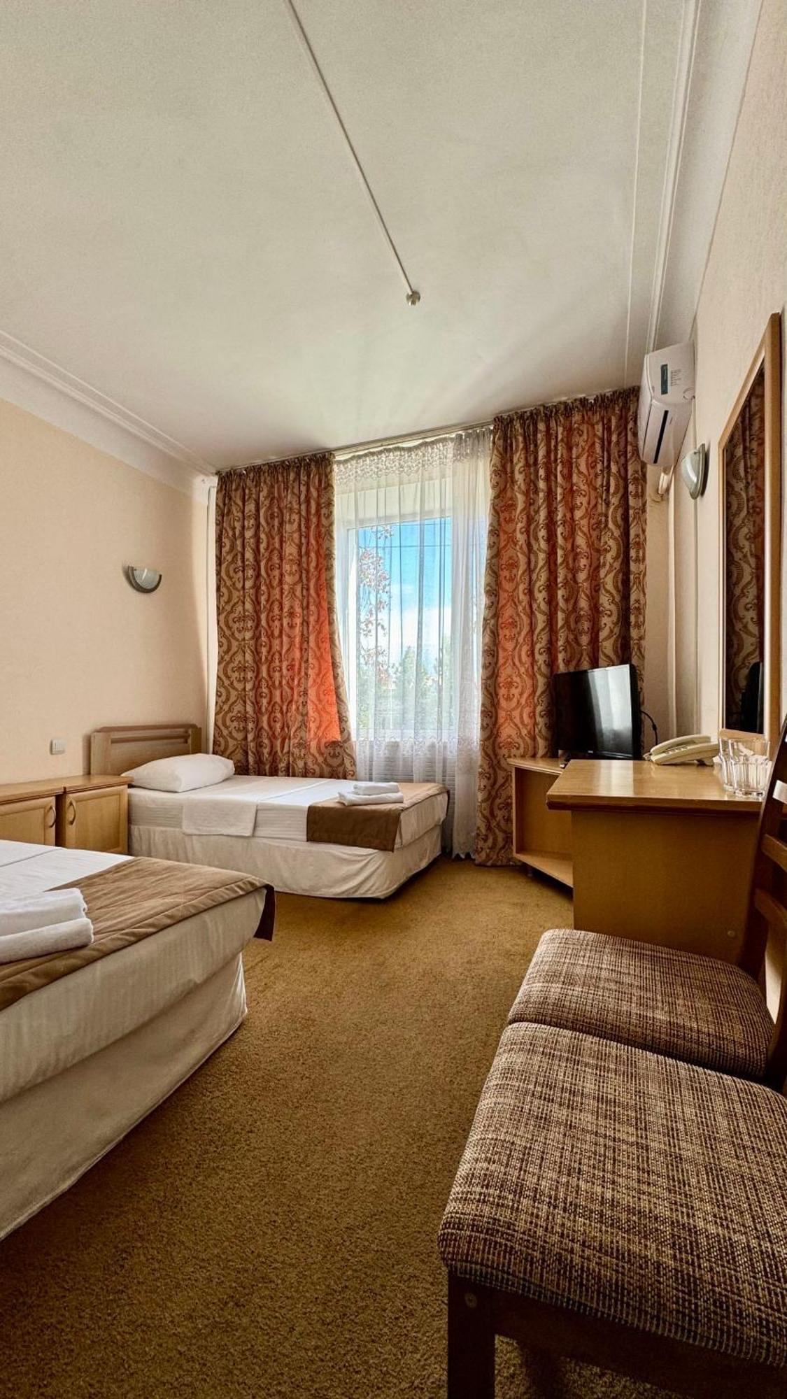 Hotel Zhambyl Taraz Esterno foto