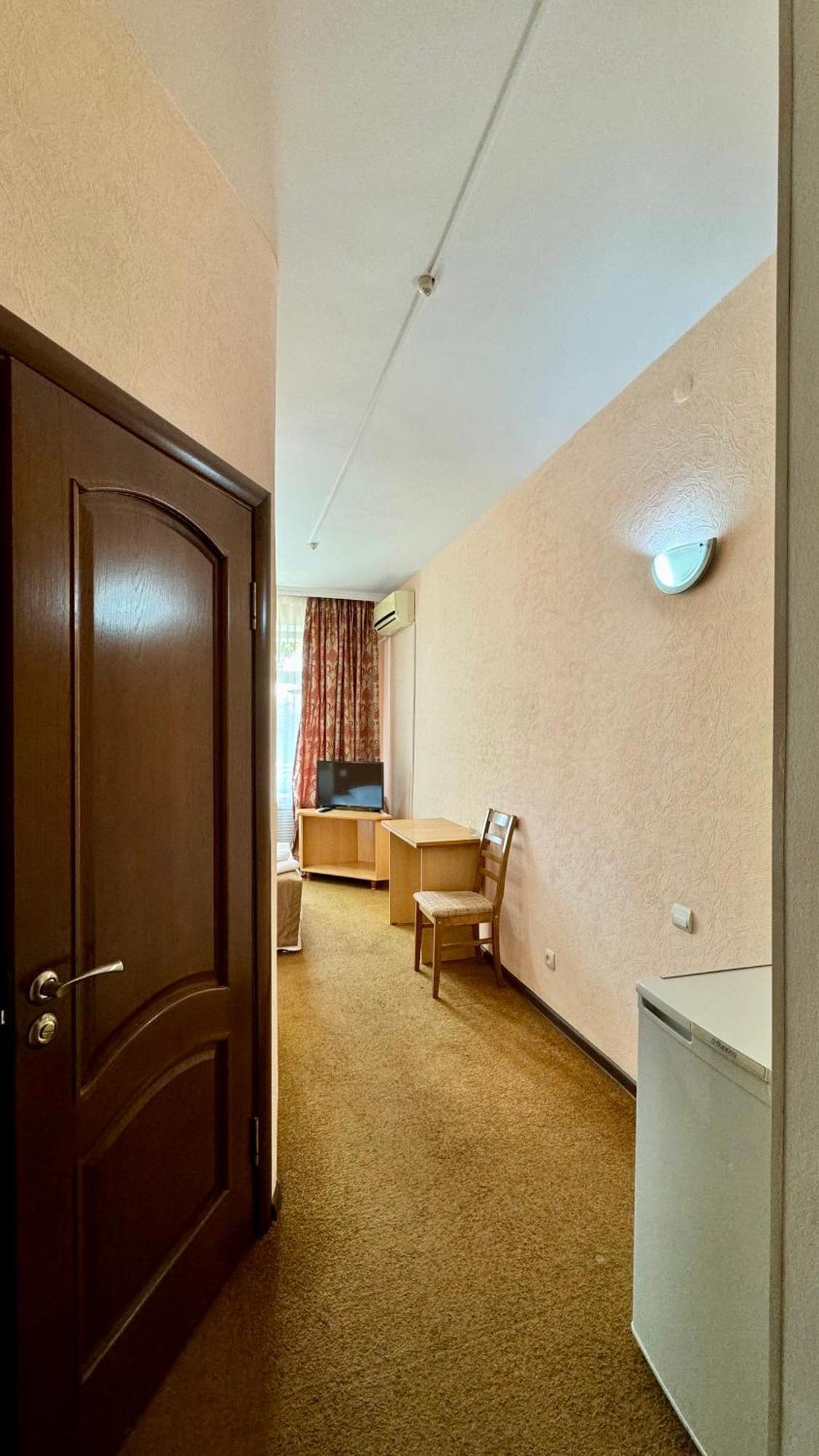 Hotel Zhambyl Taraz Esterno foto