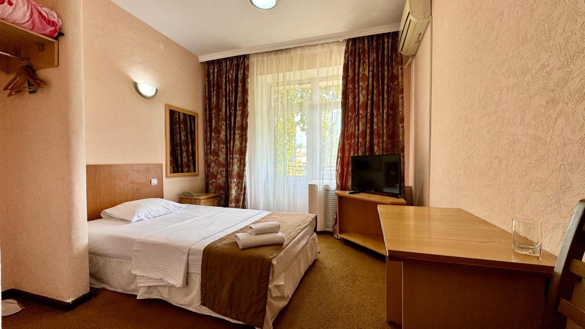 Hotel Zhambyl Taraz Esterno foto