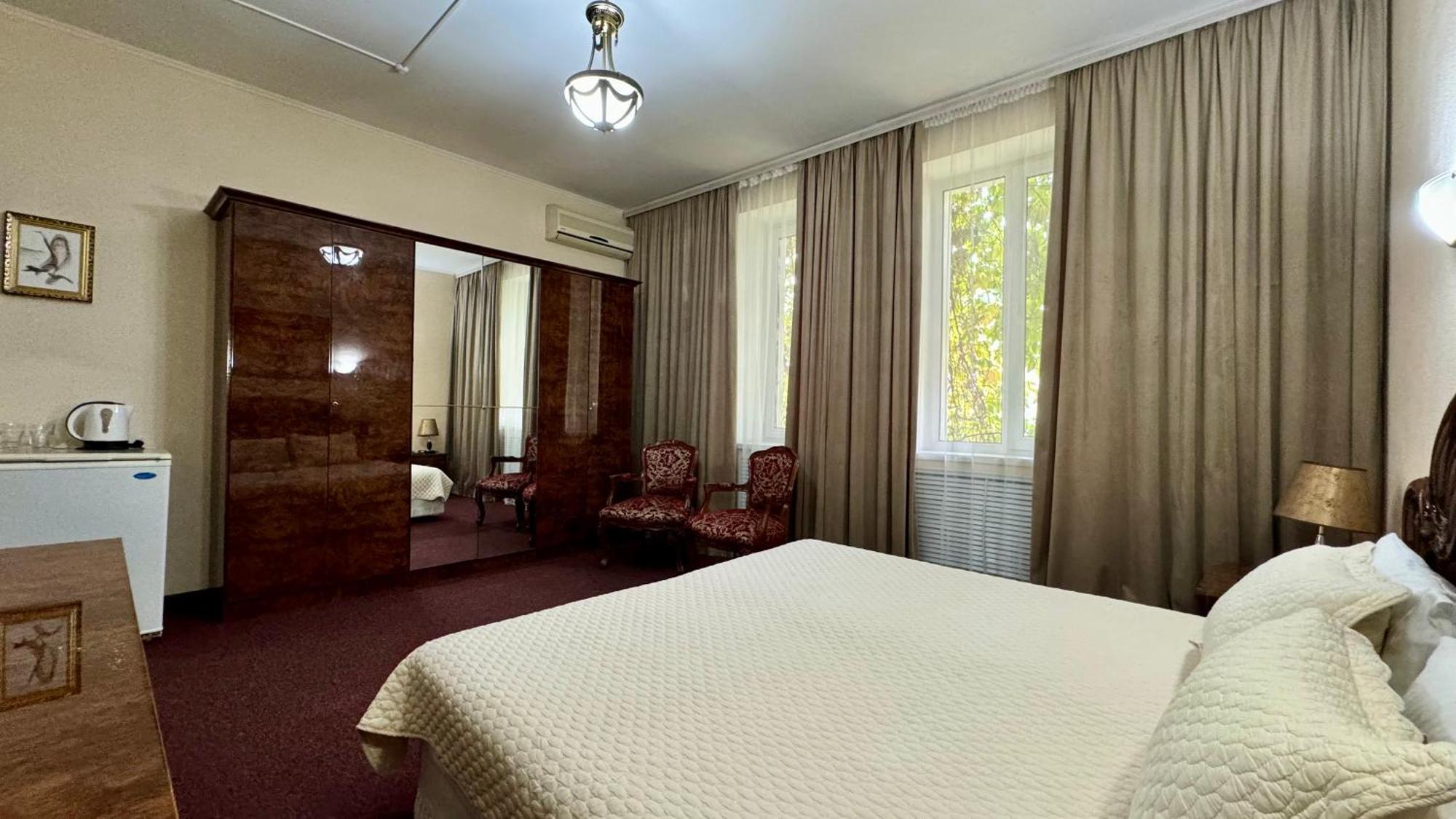 Hotel Zhambyl Taraz Esterno foto