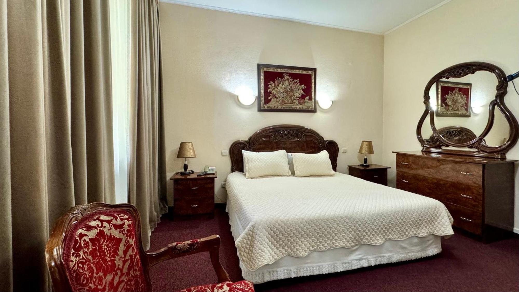 Hotel Zhambyl Taraz Esterno foto