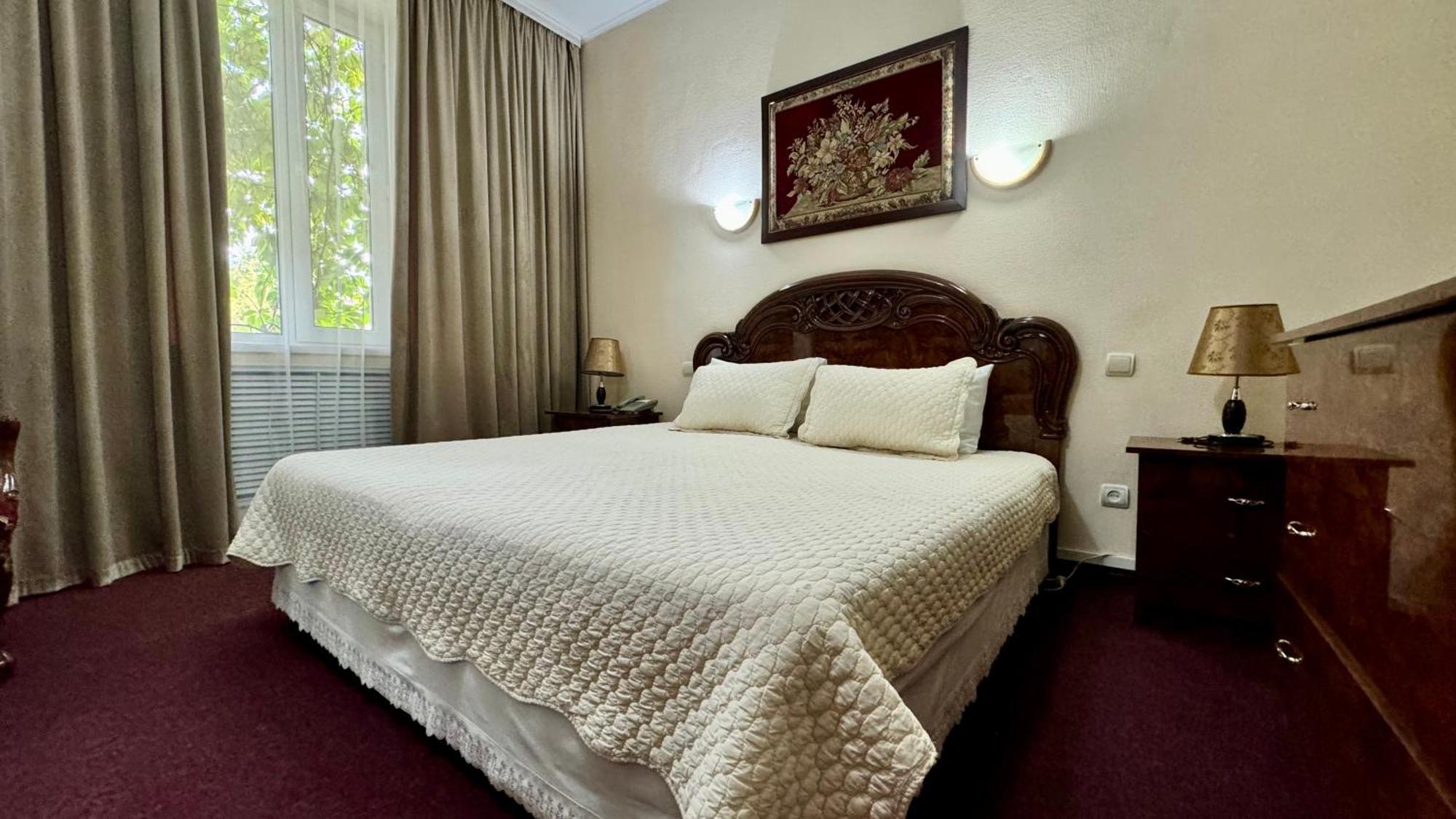 Hotel Zhambyl Taraz Esterno foto